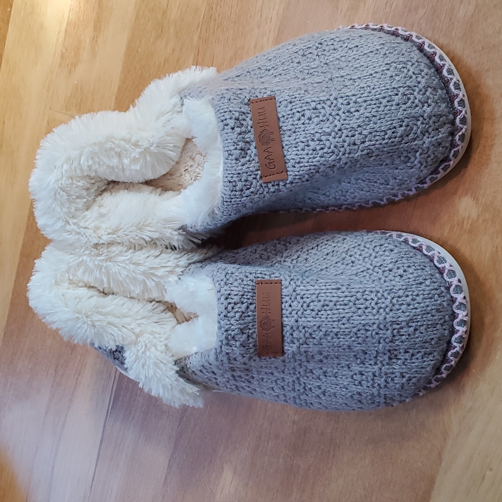 Cozy knit grey gaahuu slippers size S (5/6)